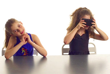 איך ילדים מגיבים לטכנולוגיה של פעם: מצלמת פילם