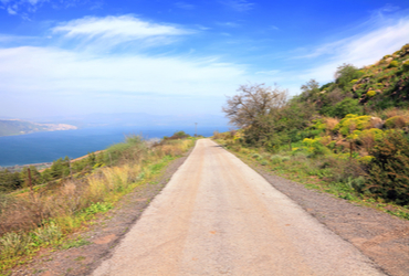 אביב הגיע: כל הפריטים שצריך כשיוצאים לטיול
