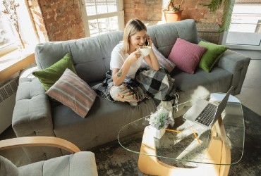 איך להוריד כתמי דם וצבע מהספה?